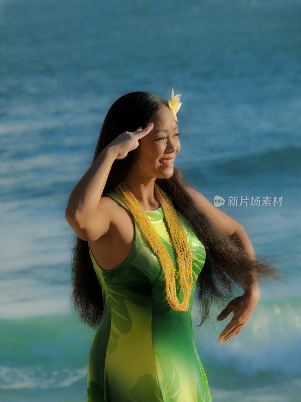 夏威夷草裙舞舞者在考艾岛的海滩上跳舞