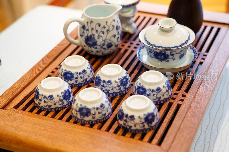 桌上摆着中国茶具