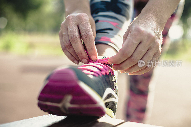 系运动鞋的女人