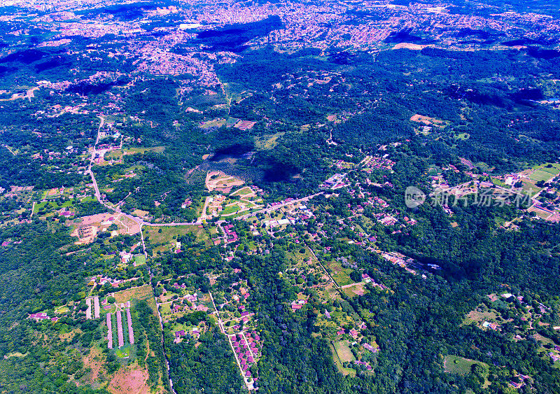 城市上空的云层。