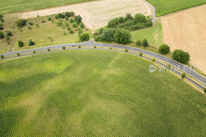 穿过农业区的道路