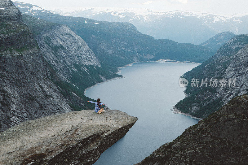 带着狗的女人在欣赏巨魔之洞的风景