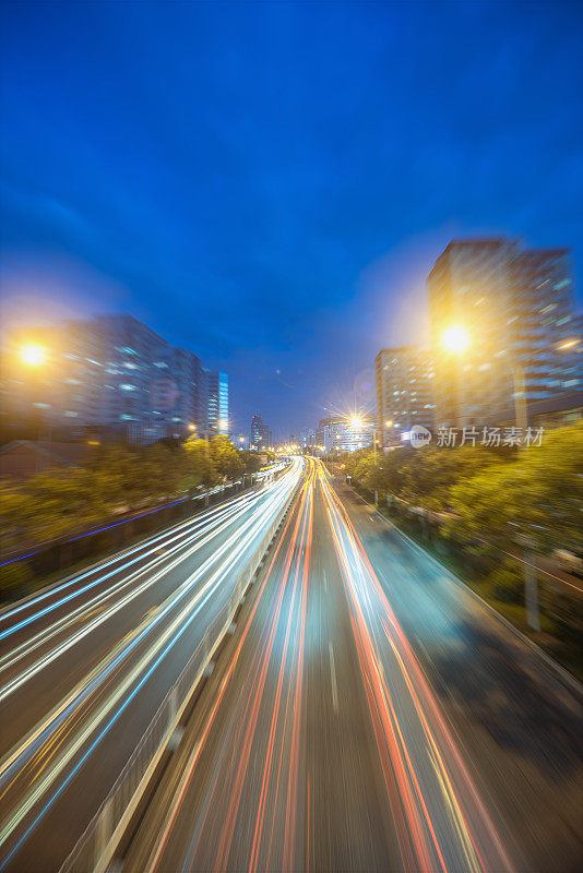 城市道路在光线模糊的夜晚与灯光