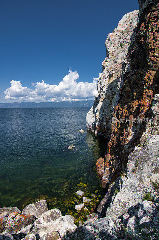 贝加尔湖夏季景观的岩石和水