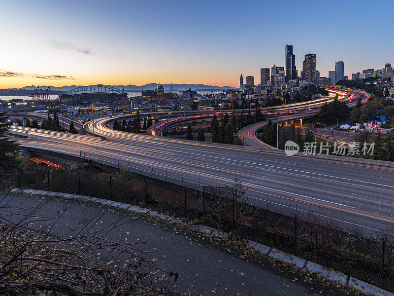 5号州际公路和西雅图市中心天际线的高架景观