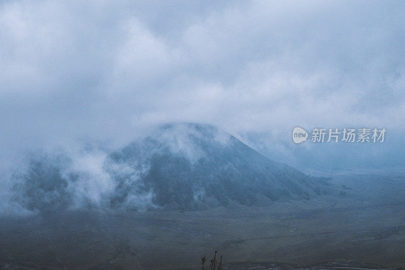 印尼火山上的贡溴火山阴天