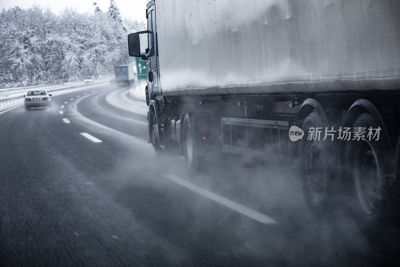 冬季在湿滑公路上行驶的卡车