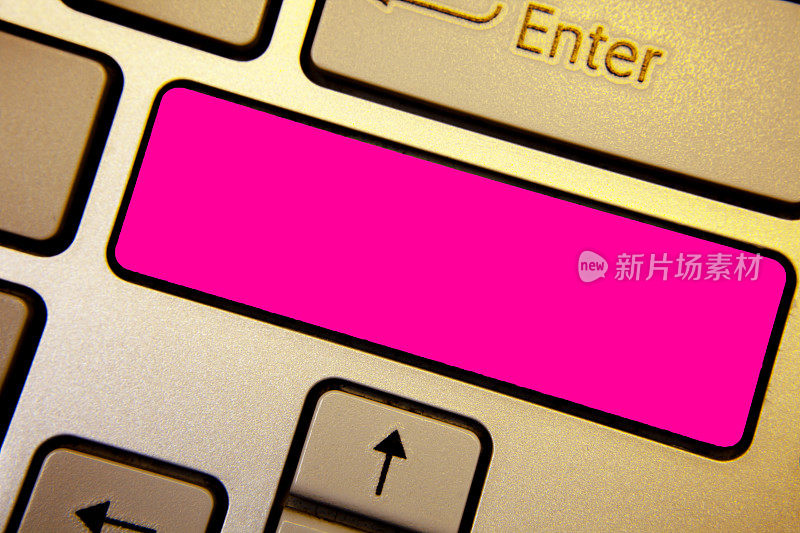 设计商业概念空模板复制空间文字广告网站孤立的橙色水晶电脑键盘粉红色按钮书面文字输入字
