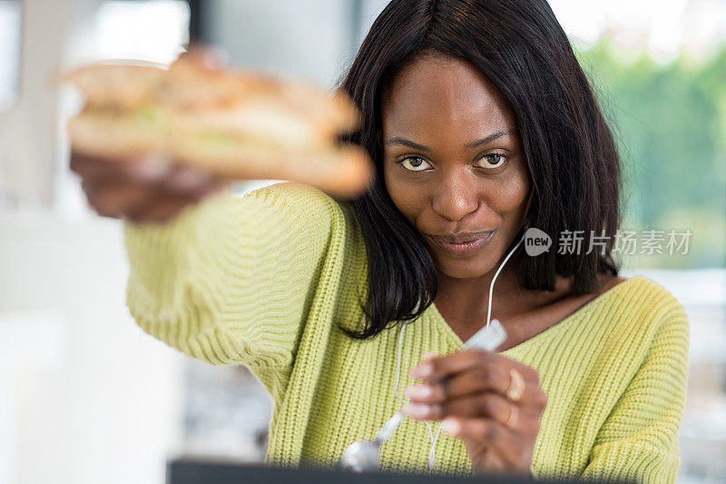 年轻的黑人妇女在吃午饭