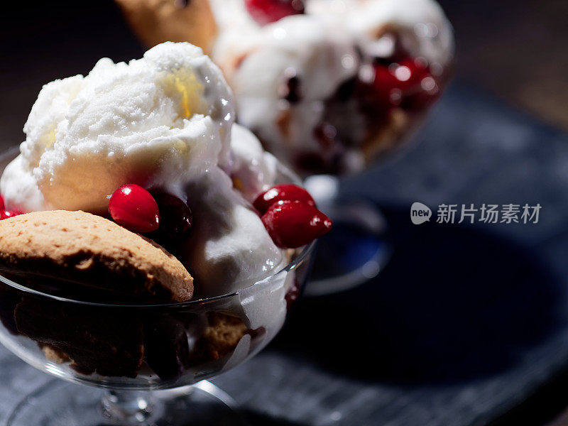 香草冰淇淋加蔓越莓和饼干