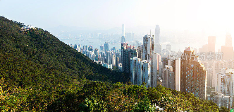 雾天城市建筑鸟瞰图