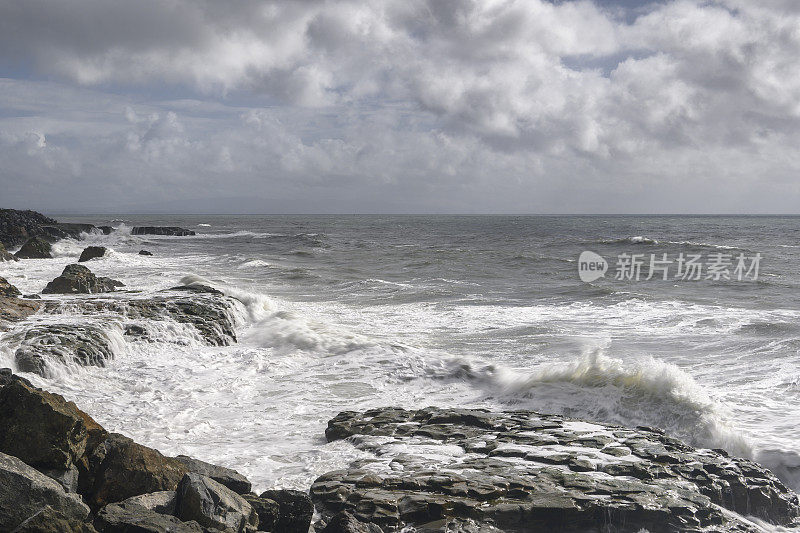 加利福尼亚海岸附近汹涌的海浪