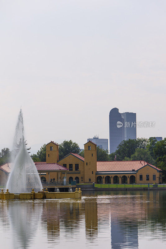 位于科罗拉多州丹佛市的城市公园，背景是市中心的建筑