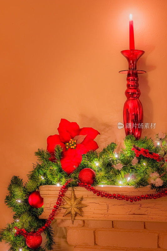 圣诞壁炉架，上面有蜡烛、红色装饰品和一品红(P)