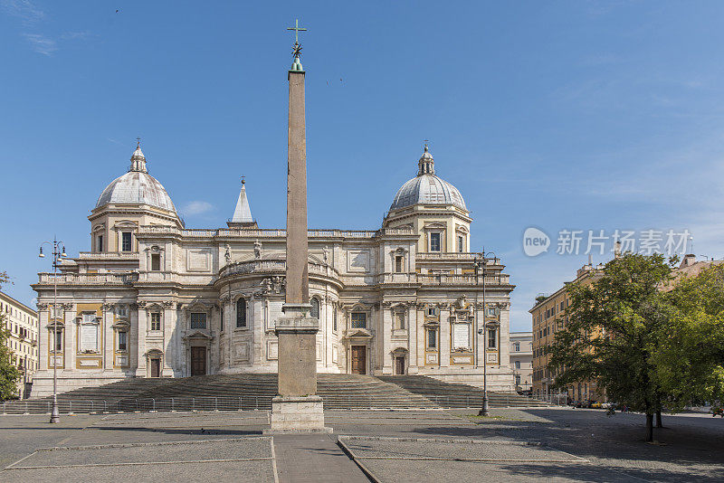 意大利罗马埃斯奎利诺广场的方尖碑和圣玛丽亚马焦雷大教堂的后半圆形和圆顶。