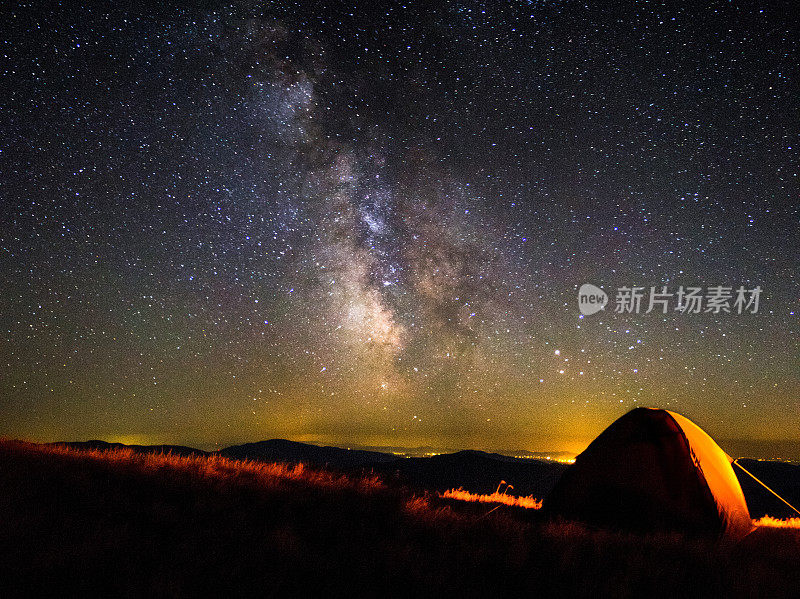 银河星座和发光的帐篷