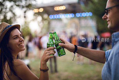 一对情侣在音乐节上敬酒