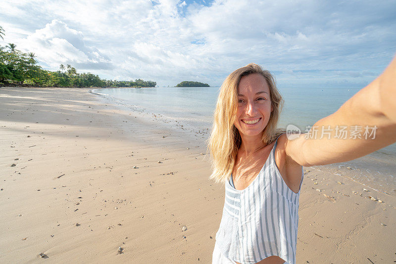 一名年轻女子在泰国海滩上自拍。人们旅行豪华度假乐趣和酷的态度概念