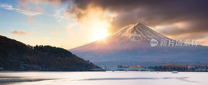 早晨的富士山和川口湖，秋季的富士山在山町。