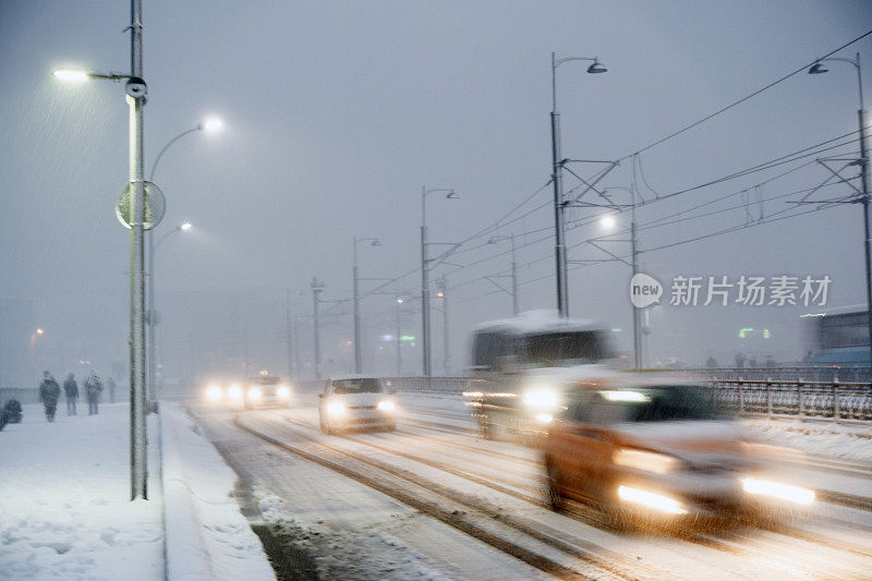 雪夜的交通状况