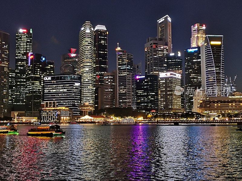 新加坡夜间城市景观由手机相机捕捉
