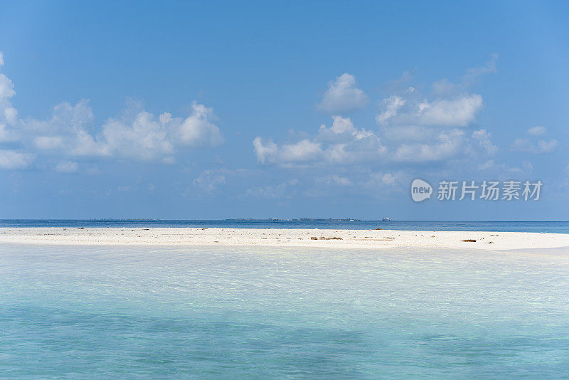 4月，马尔代夫的沙洲岛海滩