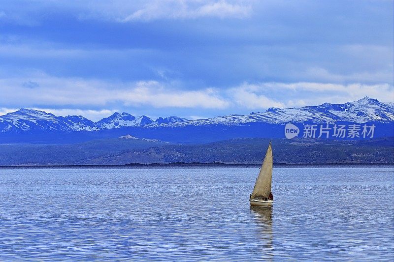 孤独:在阿根廷火地岛乌斯怀亚比格尔海峡航行的帆船