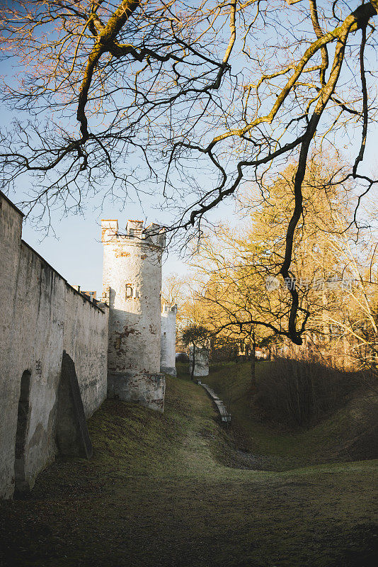 巴伐利亚州莱赫的兰德斯伯格。古老保存的中世纪城墙和原有的塔楼。