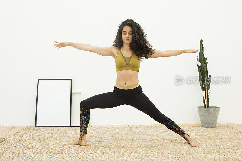 运动健身瑜伽女性练习瑜伽