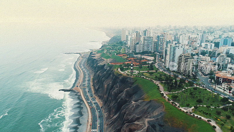 油画全景鸟瞰图米拉弗洛雷斯区海岸线在利马，秘鲁。