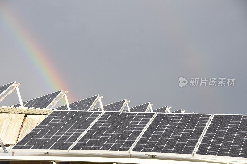 太阳能屋顶上空的彩虹