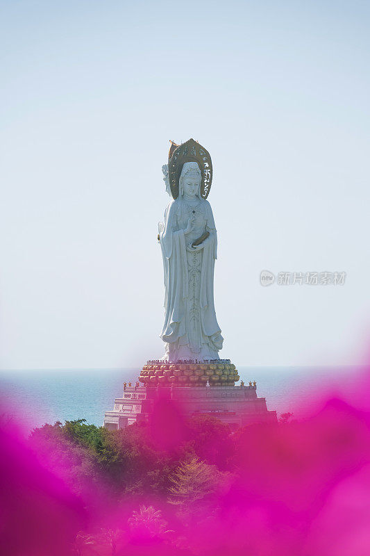 中国海南岛三亚南山佛教文化园的白色观音雕像。