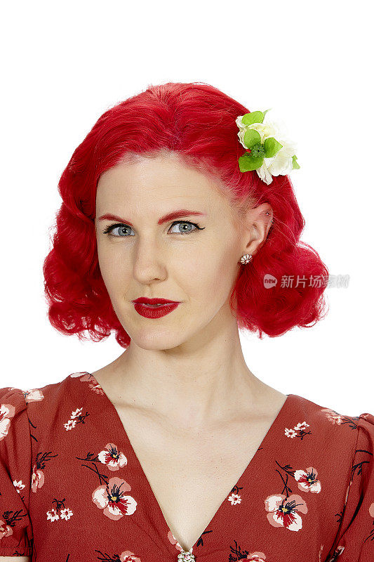 一个年轻女人的肖像穿着红色的裙子，红头发，大头照