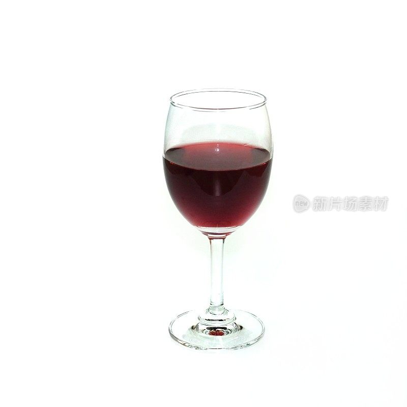 新鲜的红葡萄汁和葡萄放在木质花园桌上，清爽的有机抗氧化饮料
