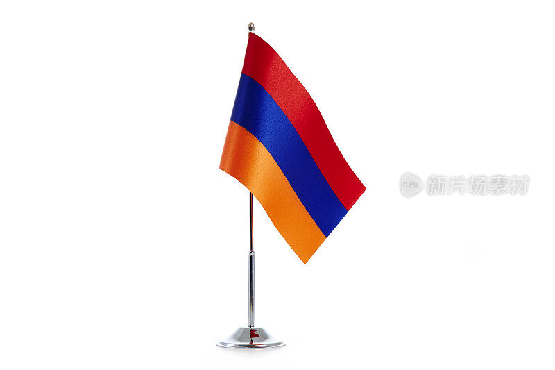 一面亚美尼亚国旗立在白色的背景上