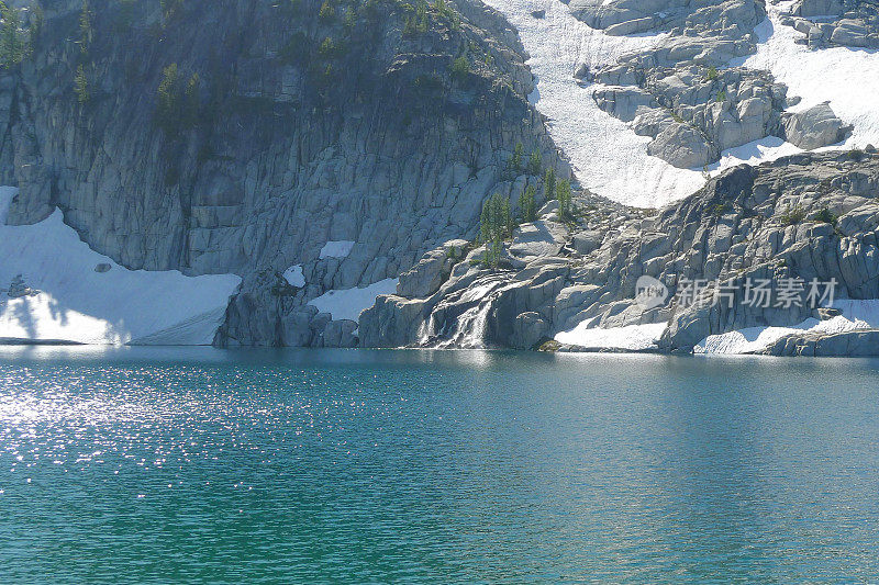 水晶蓝湖，迷人的湖泊步道