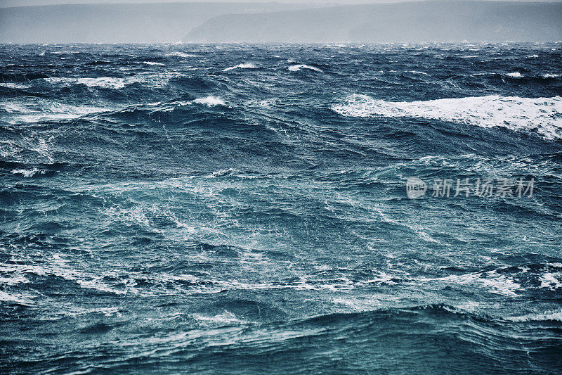 六月的暴风雨中，康沃尔的纽基湾海面波涛汹涌。