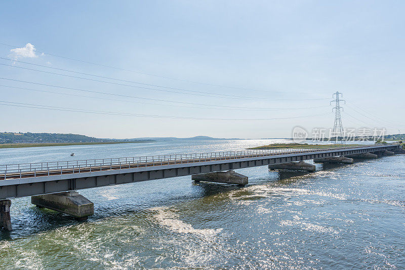 横跨西威尔士海上的铁路桥