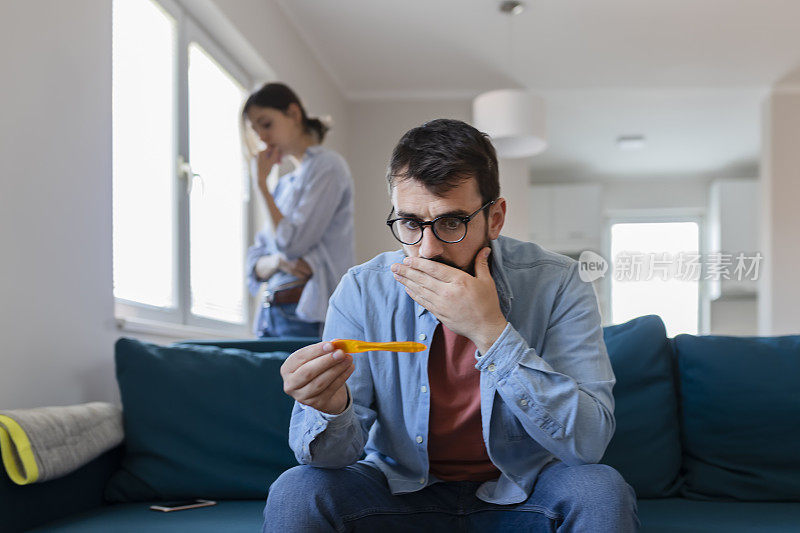 一对夫妇担心怀孕测试的阳性结果