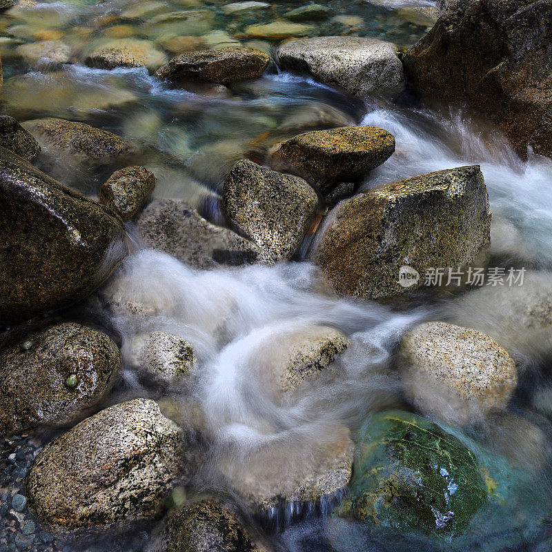 水流过香农瀑布底部的花岗岩