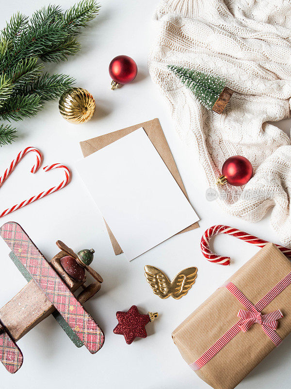 用于信件、信封和圣诞装饰的纸卡。平铺圣诞快乐或新年快乐。前视图。本空间