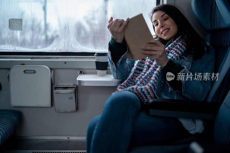 年轻女子乘火车旅行