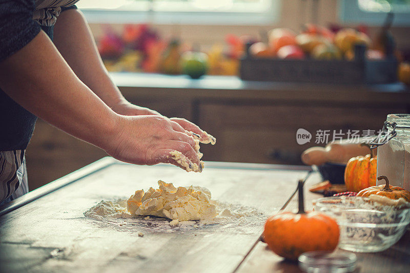 在家为节日准备南瓜派的女人