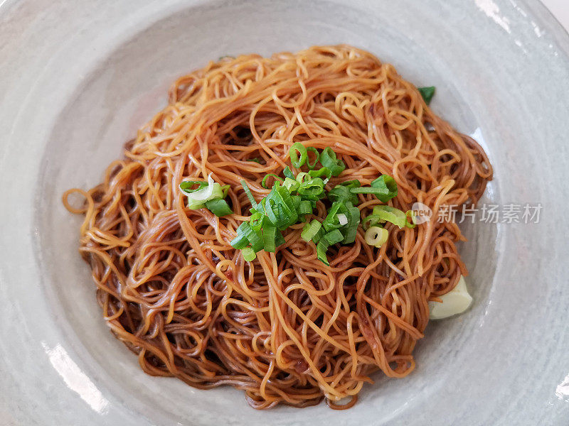 典型的亚洲食物。馄饨面条