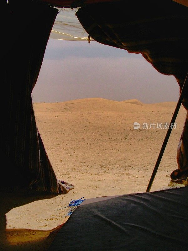 撒哈拉沙漠贝都因人帐篷里的沙丘