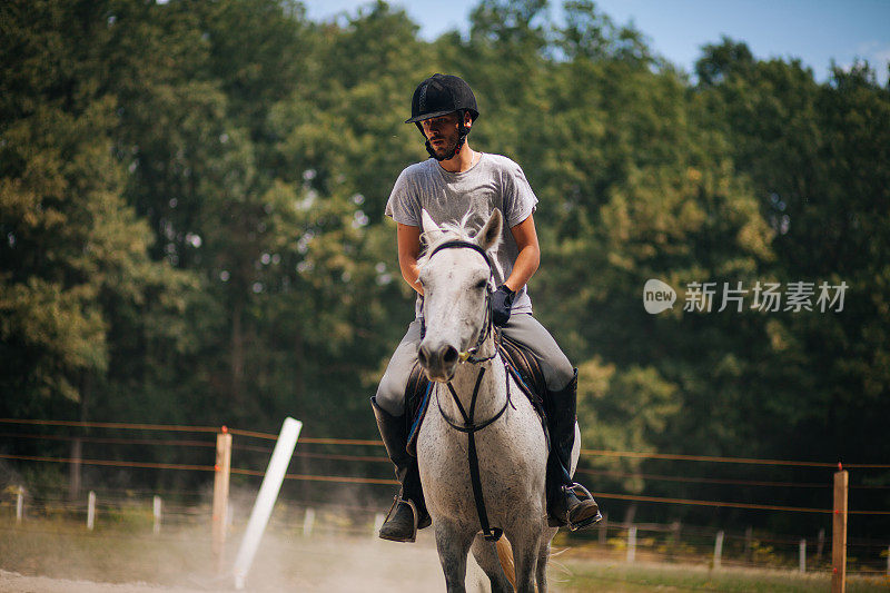 骑师在谷仓里骑马