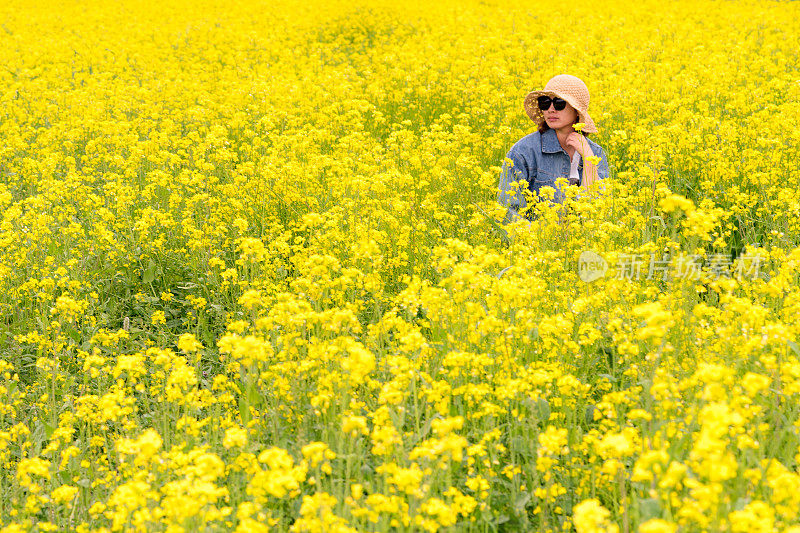 一个穿着油菜花的年轻女子