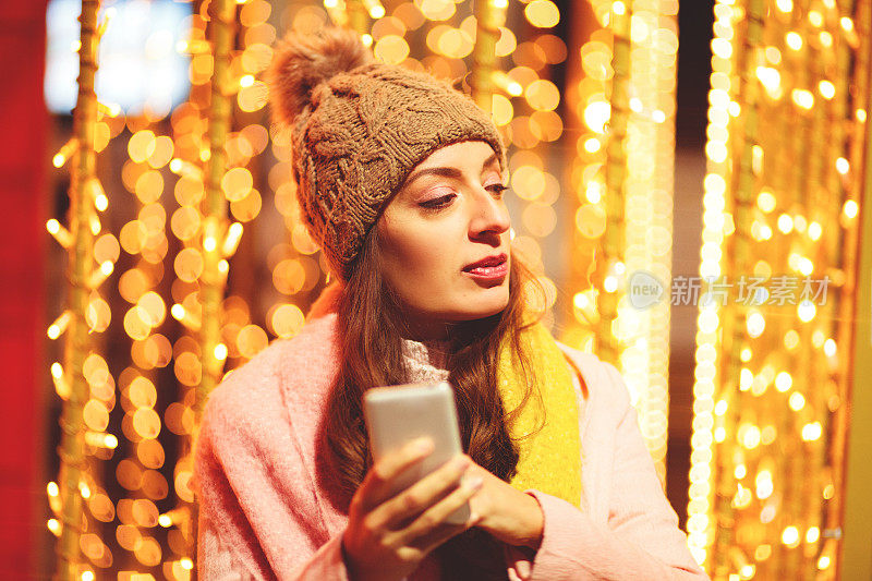 女人在冬天用手机