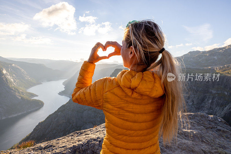 女人徒步旅行，喜欢风景