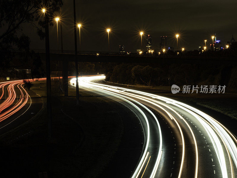 高速公路上的灯光